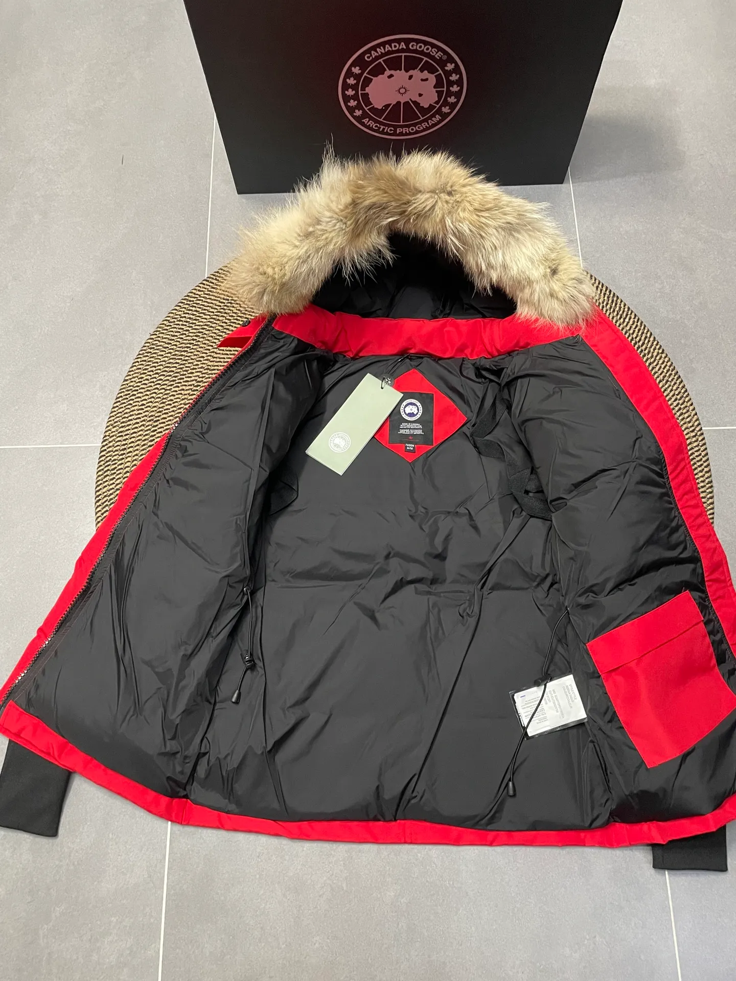 P880 Canadian CANADA GOOES 04 model/women's model. Both the Arctic and Antarctic scientific expedition teams and others choose Canada Goose as their cold-proof equipment. They are the Rolls-Royce of down jackets.  ➖ Industry-leading anti-counterfeiting chip sensing.  ➖ Imported Behringer embroidery machines and customized embroidery labels, the highest level and industry leading.  ➖ Imported Korean 21-count polyester-cotton blended original fabric, TC85 waterproof coated fabric, water-repellent, windproof and wear-resistant.  ➖ The new national standard 80 white duck down is filled with an average of 520 grams of down. The amount of down filled is industry-leading.  ➖ 100% nylon lining with double double-layer sealing design to prevent velvet running, and seamless thread design on the cuffs!  ➖ Western Canadian Green Wolf Collar.  ➖ Yoshida YKK provides original factory-customized electroplated sliders. YKK two-way lockable zippers are tight and smooth and do not peel off paint.  ➖ 3M composite Velcro is durable and the accessories and hardware are all custom-made. Only for the purest goose, the most dedicated, the most professional, the highest quality, the highest cost performance!    SIZE:XS-XXL